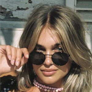 Meller Yster in all black, new with case